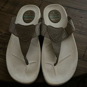 Skechers tone-up flip flops size 8 women’s white and brown